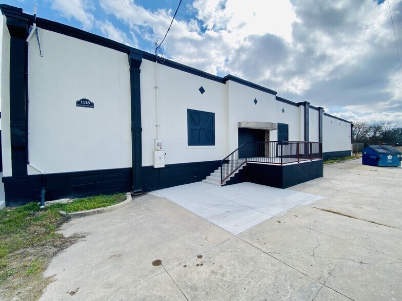 More Photos Of 1115 N Bowie St, Seguin Flex For Lease