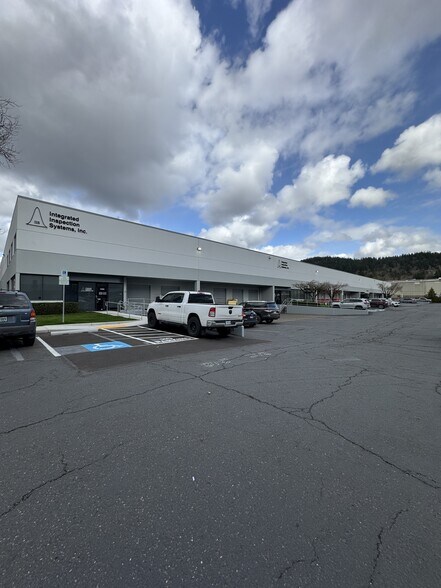 More Photos Of 9570 SE Lawnfield Rd, Clackamas Unknown For Lease