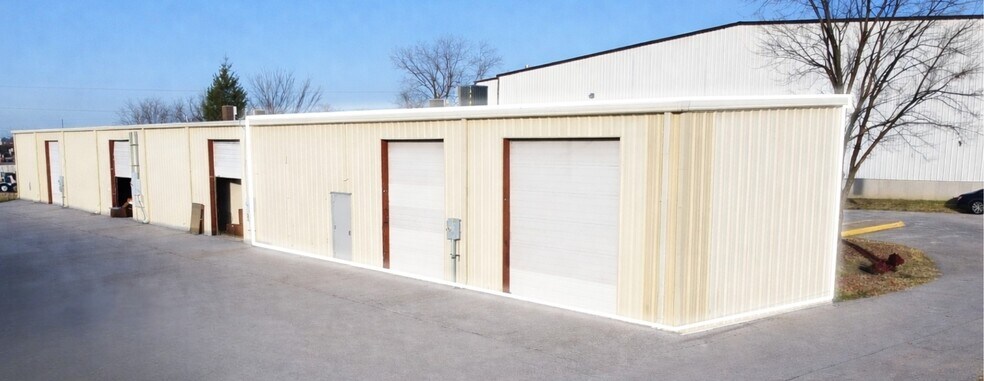 More Photos Of 5764-5766 N Thompson St, Springdale Warehouse For Lease