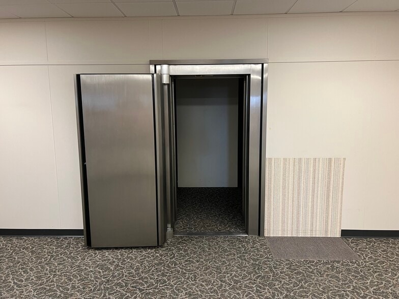 More Photos Of 908 S Fisk St, Green Bay Bank For Lease