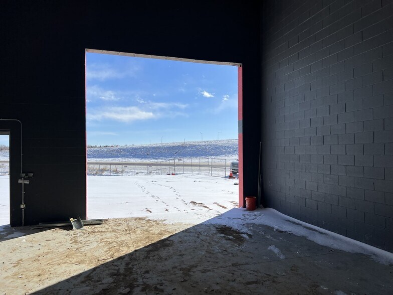 More Photos Of 11 NW Frontage Rd, Fort Collins Showroom For Lease