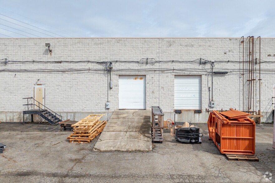 More Photos Of 4400 Renaissance Pky, Warrensville Heights Showroom For Lease