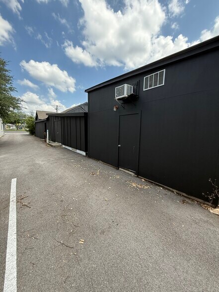 More Photos Of 4612 Burnet Rd, Austin Freestanding For Sale