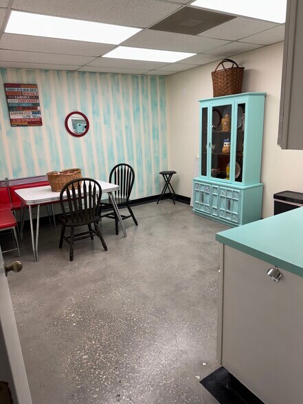 More Photos Of 621 Lakeview Rd, Clearwater Coworking Space
