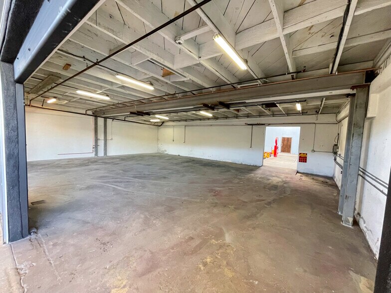 More Photos Of 1001 Chestnut St, Burbank Warehouse For Lease