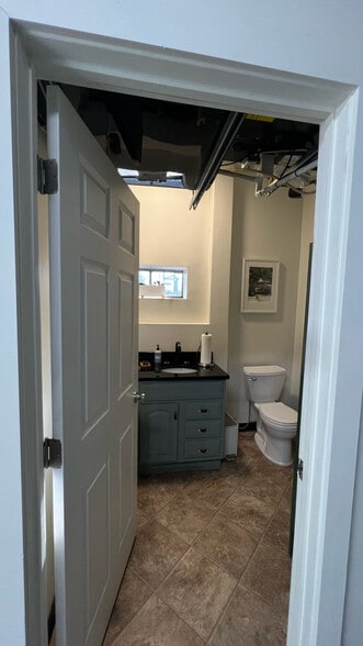 More Photos Of 128 Dewees St, Lexington Freestanding For Lease