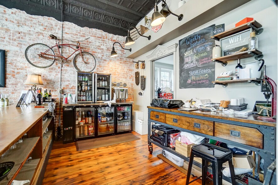 More Photos Of 105 E Liberty St, Arlington Restaurant For Sale