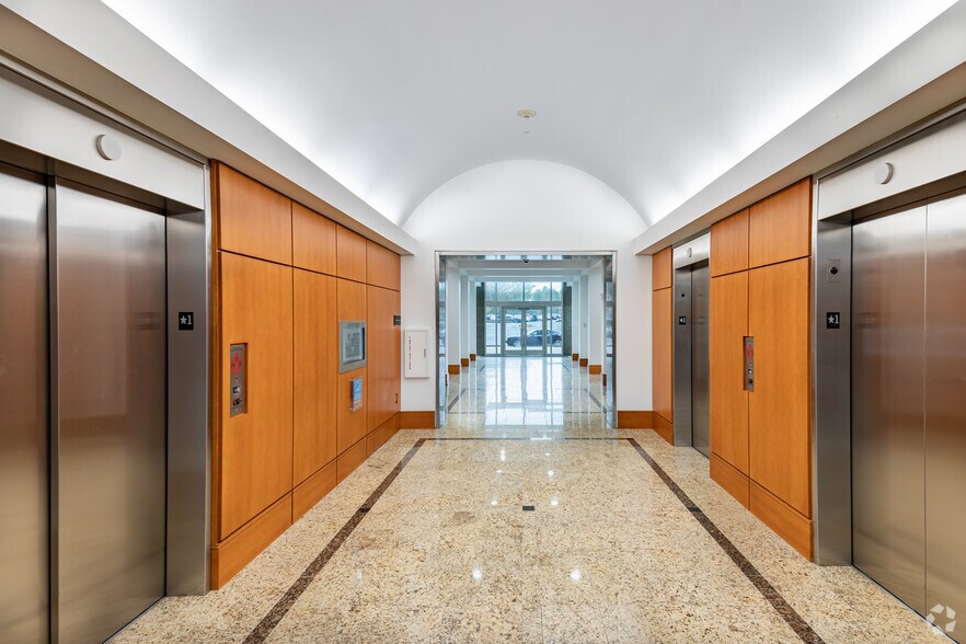 More Photos Of 3701 Arco Corporate Dr, Charlotte Office Residential For Lease