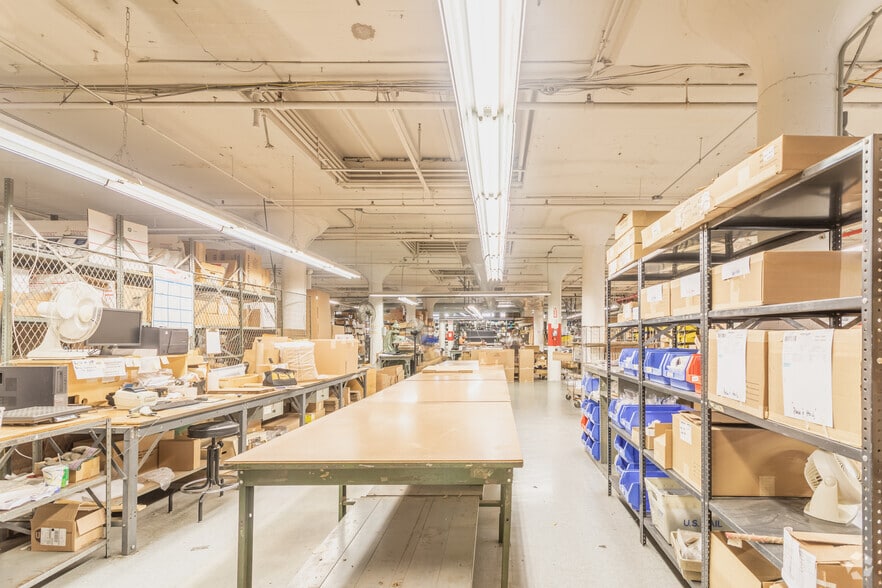More Photos Of 33-00 47th Ave, Long Island City Warehouse For Lease