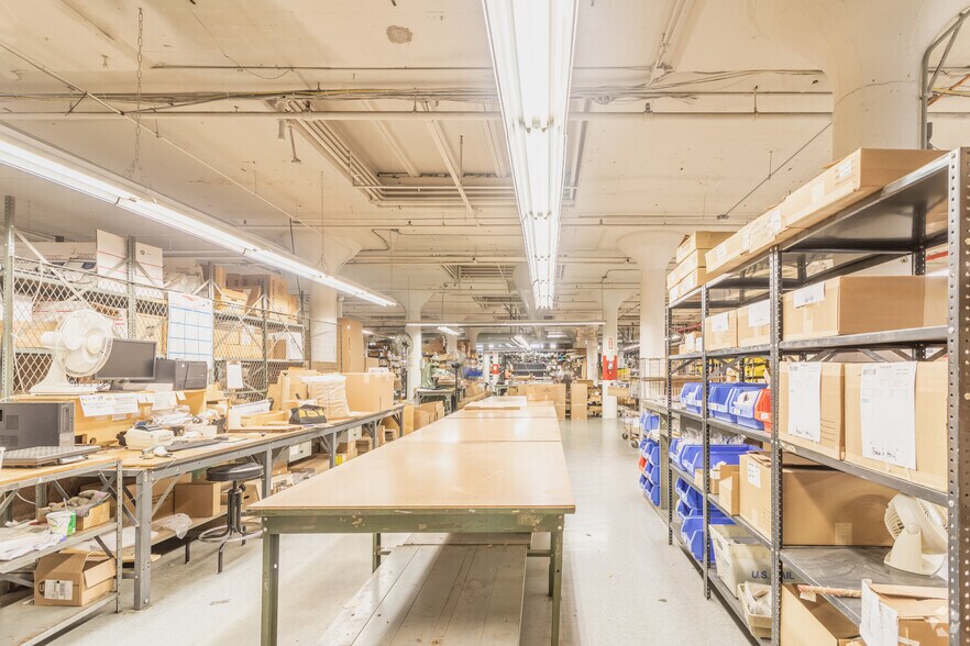 More Photos Of 33-00 47th Ave, Long Island City Warehouse For Lease