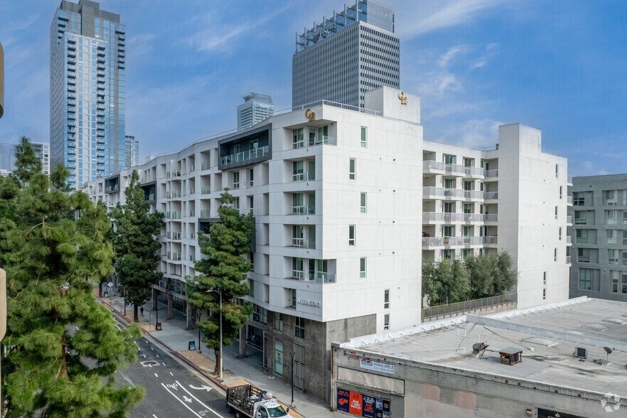 Primary Photo Of 1200 S Grand Ave, Los Angeles Apartments For Lease