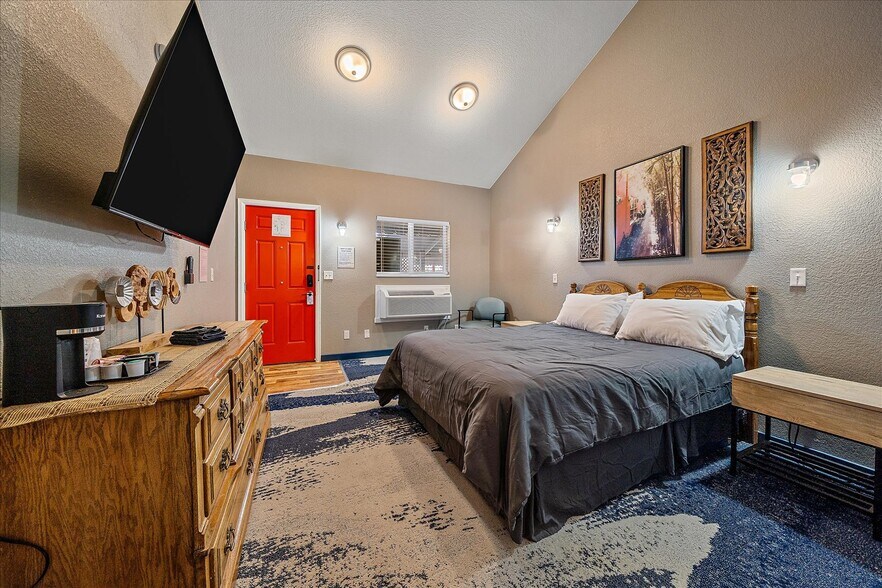 More Photos Of 1524 Main St, Longmont Hotel For Sale