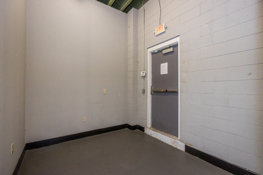 More Photos Of 1728 W 16th St, Indianapolis General Retail For Lease