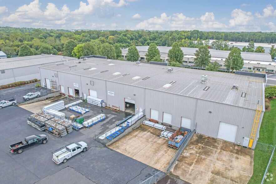 More Photos Of 601 Eagleton Downs Dr, Pineville Light Distribution For Lease