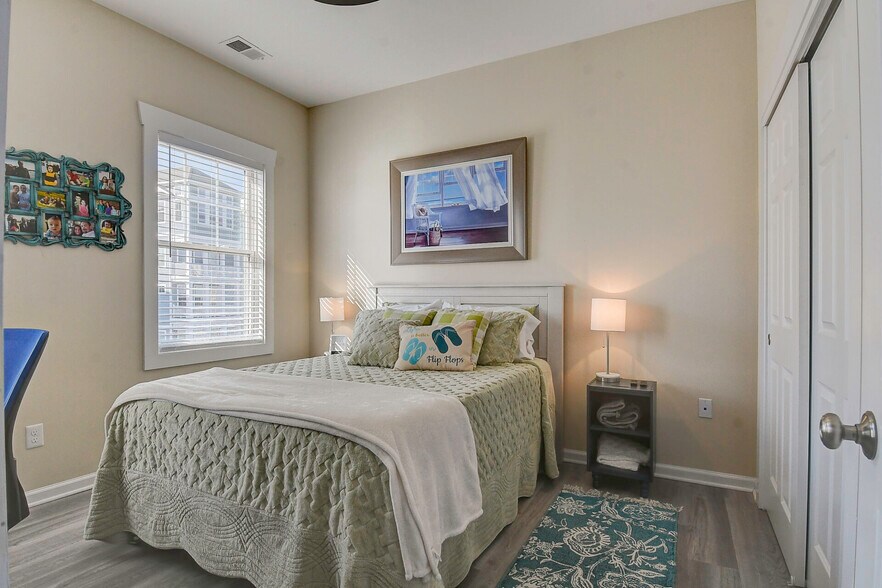 More Photos Of 9650 Shore Dr, Norfolk Veterinarian Kennel For Sale