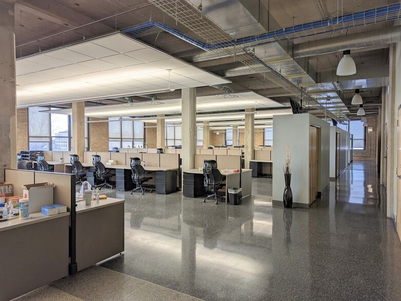 More Photos Of 1900 W Kinzie St, Chicago Light Distribution For Sale