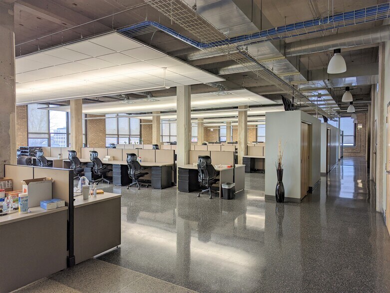 More Photos Of 1900 W Kinzie St, Chicago Light Distribution For Sale