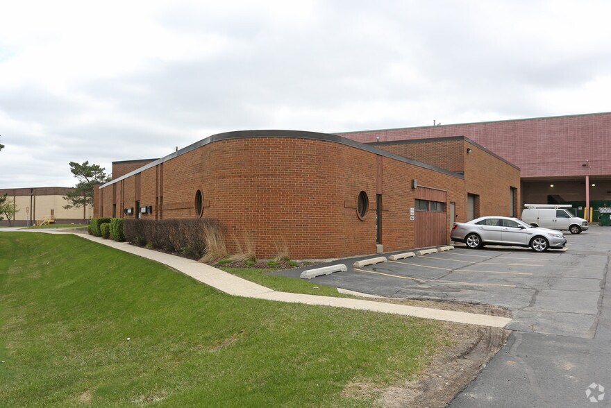 More Photos Of 2900 Downers Dr, Downers Grove Warehouse For Lease
