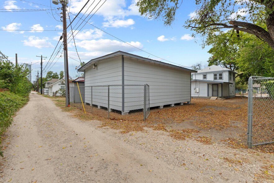 More Photos Of 2117 E Cesar Chavez St, Austin Office Residential For Sale