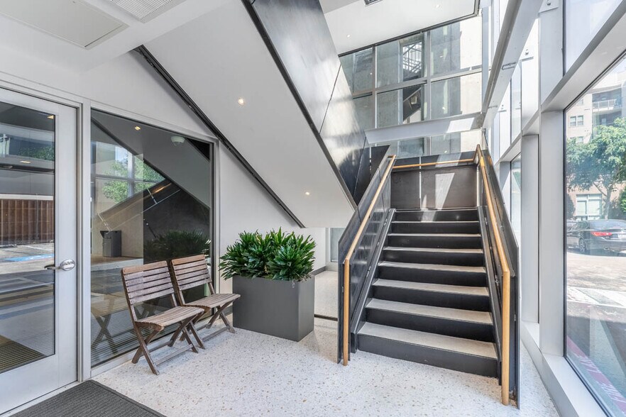 More Photos Of 3400 Oak Grove Ave, Dallas Office For Lease