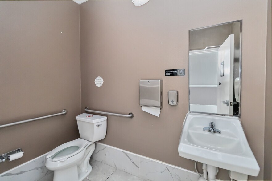 More Photos Of 2808 E Osceola Pky, Kissimmee Storefront Retail Office For Lease