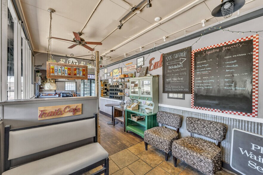 More Photos Of 601 Arizona Ave, Holton General Retail For Sale