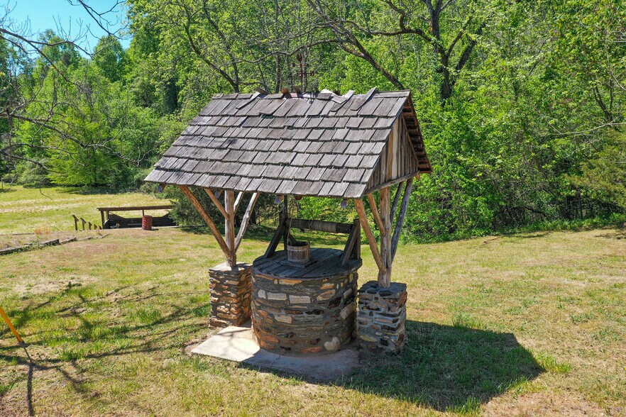 More Photos Of 5174 Rockford Rd, Dobson Freestanding For Sale
