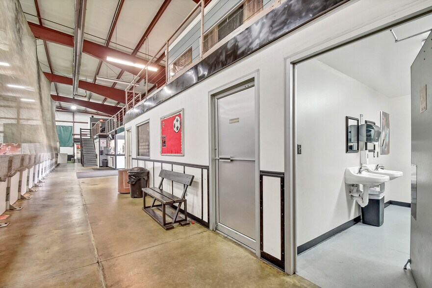 More Photos Of 1856 Nimitz Dr, De Pere Distribution For Lease