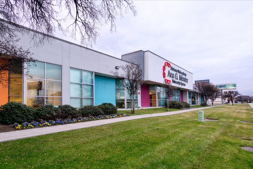 Primary Photo Of 2998-3010 N Stemmons Fwy, Dallas Showroom For Lease