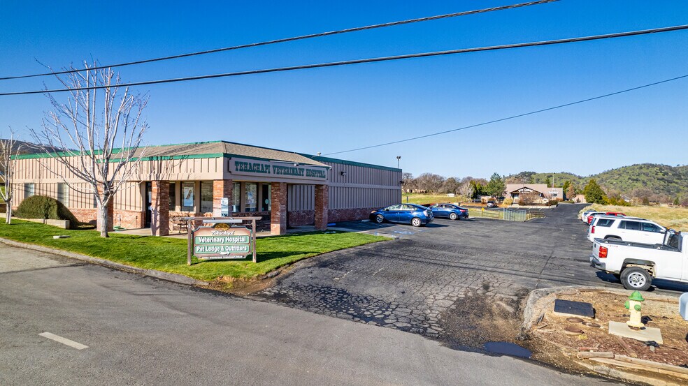 More Photos Of 20693 Woodford Tehachapi Rd, Tehachapi Veterinarian Kennel For Sale