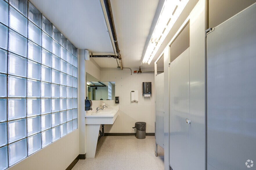 More Photos Of 541-547 Seymour St, Vancouver Storefront Retail Office For Lease