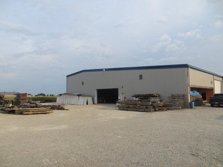 More Photos Of 315 S Sycamore St, Flora Warehouse For Lease
