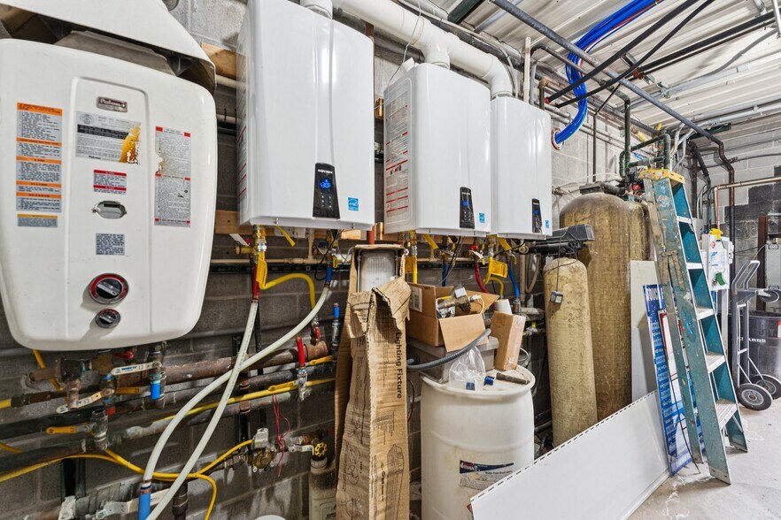 More Photos Of 630 W Elkhorn St, Arlington Freestanding For Sale