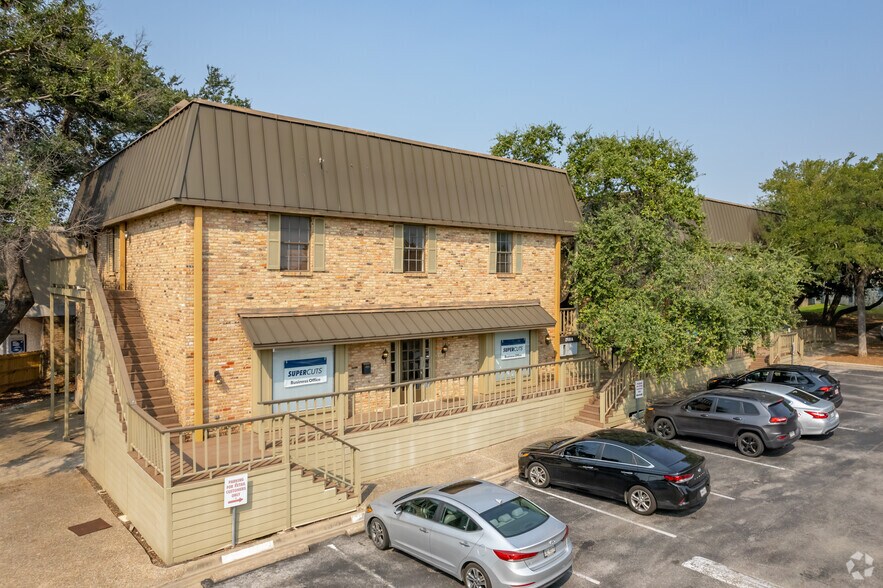 More Photos Of 8108 Mesa Dr, Austin Unknown For Lease