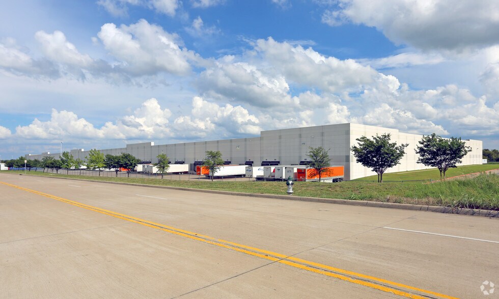 More Photos Of 201 Sunridge Blvd, Wilmer Industrial For Sale