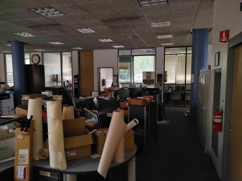 More Photos Of 2700 SW 13th St, Gainesville Office For Lease