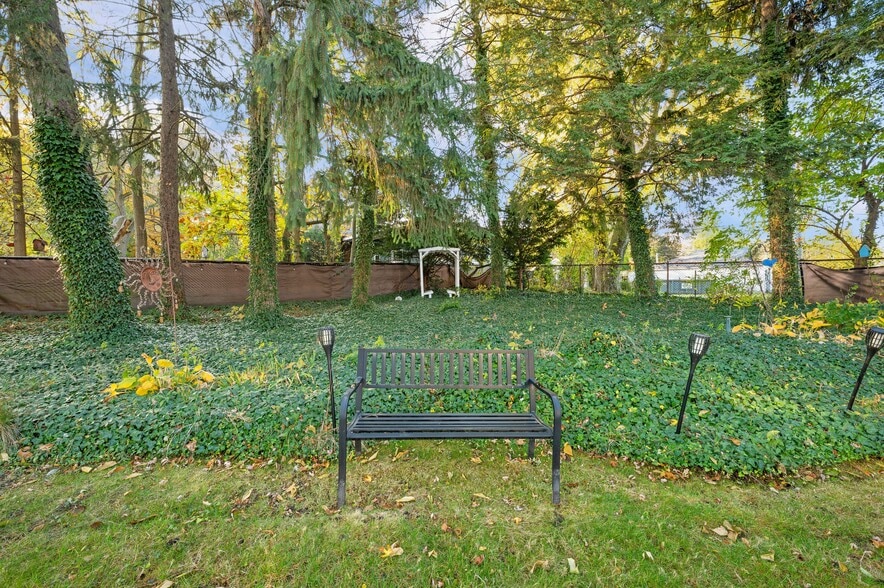 More Photos Of 231 E Buffalo St, New Buffalo Hotel For Sale