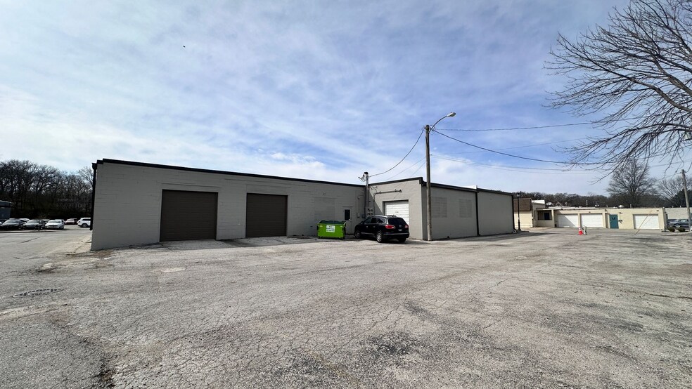 More Photos Of 5805-5809 Merriam Dr, Merriam Showroom For Lease
