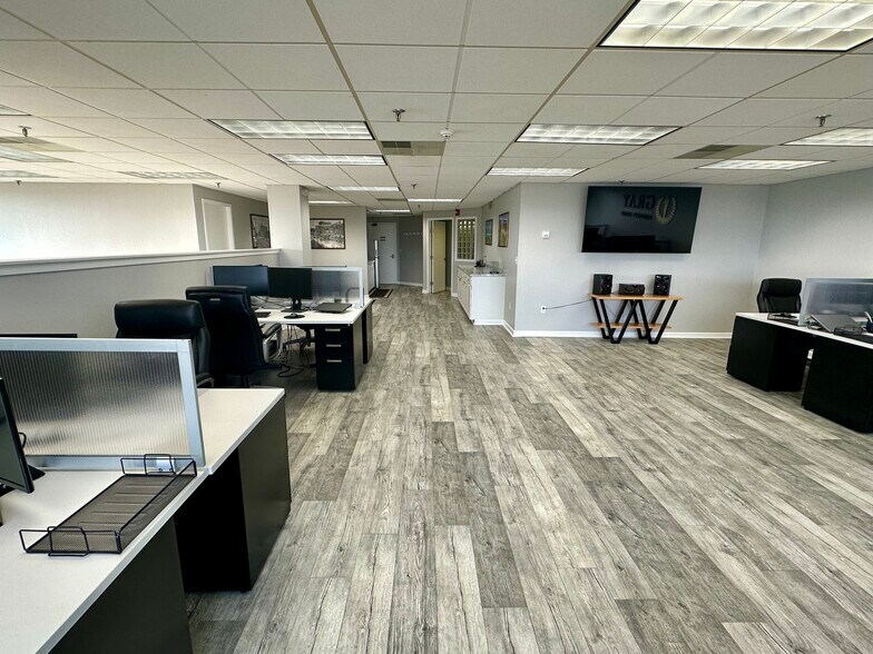 More Photos Of 1650 Elm St, Manchester Medical For Sale