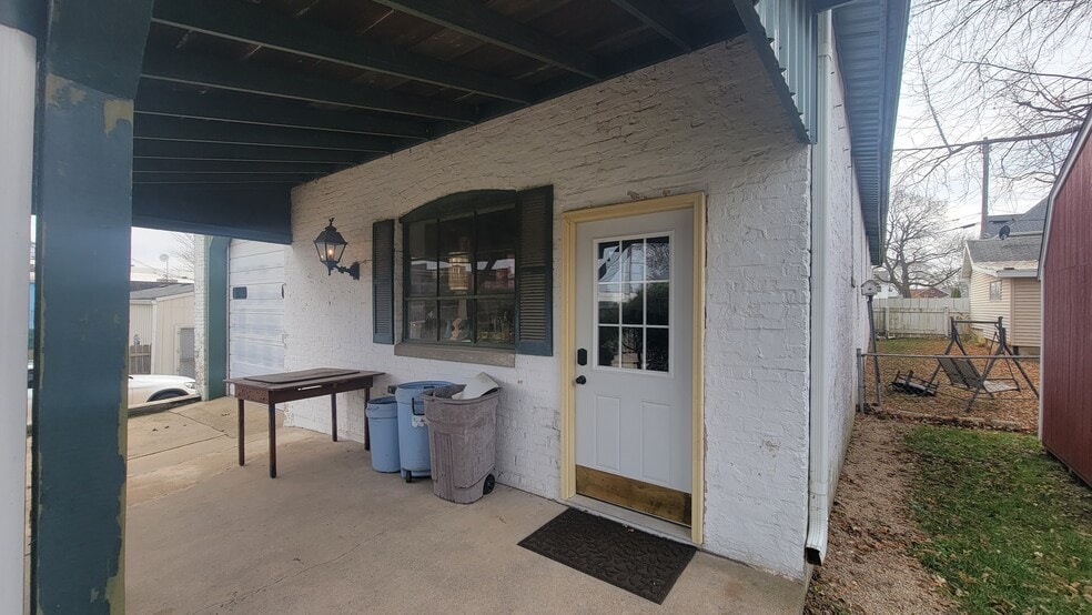 More Photos Of 605 Evans Ave, Ashton Auto Repair For Sale