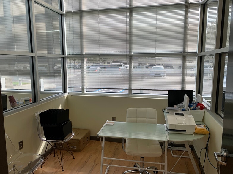 More Photos Of 8810 Commodity Cir, Orlando Showroom For Lease