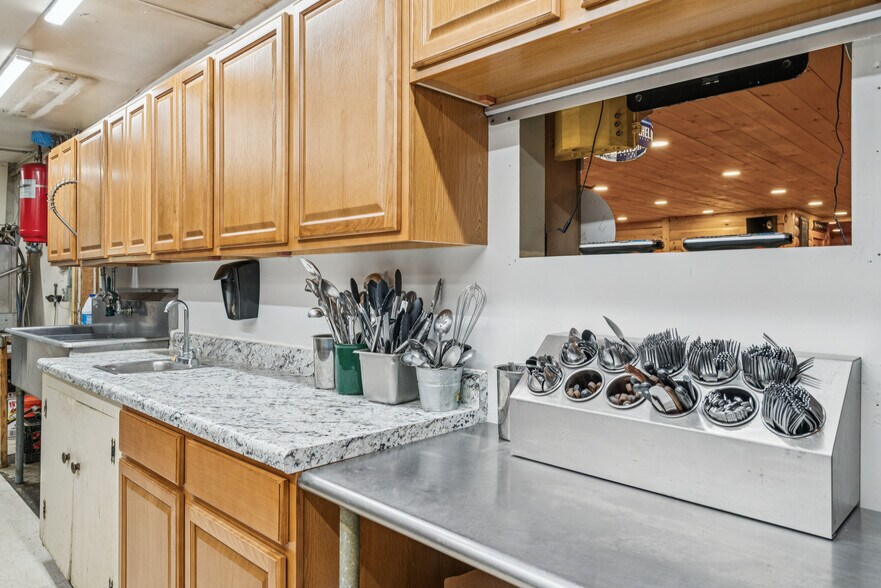 More Photos Of 1 Maple ave, Chelsea Restaurant For Sale