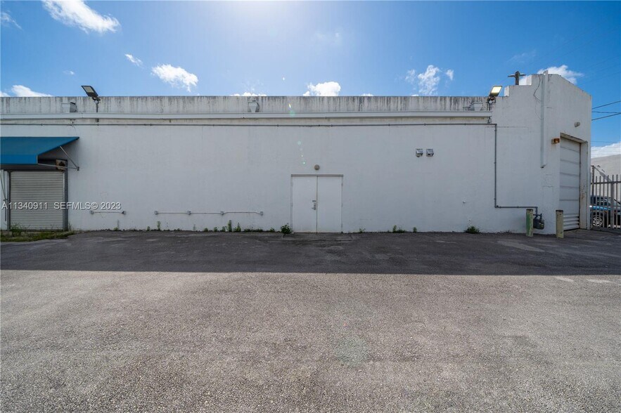 More Photos Of 2585 NW 21st Ter, Miami Warehouse For Lease