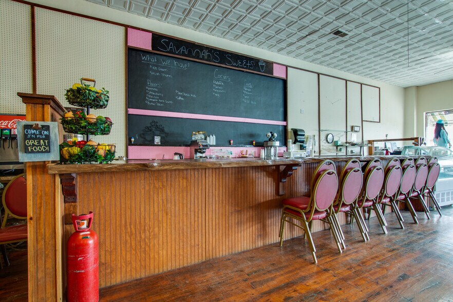 More Photos Of 108 W Walnut St, Smithville Restaurant For Sale