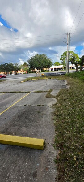More Photos Of 975 N Courtenay Pky, Merritt Island Showroom For Lease