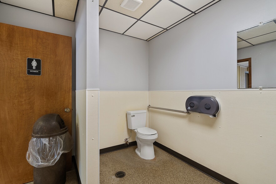 More Photos Of 2117 S 34th St, Kansas City Restaurant For Sale