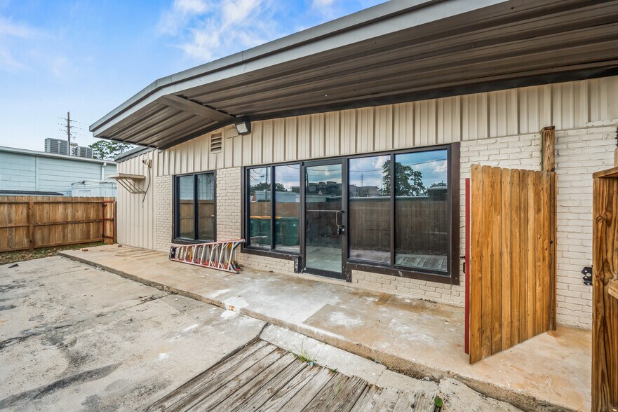 More Photos Of 909 Houston St, Conroe Freestanding For Sale