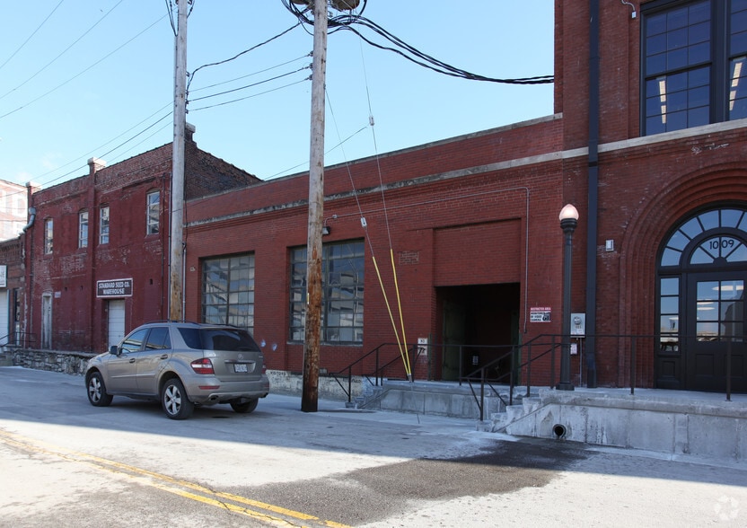 Primary Photo Of 1005 W 8th St, Kansas City Warehouse For Lease