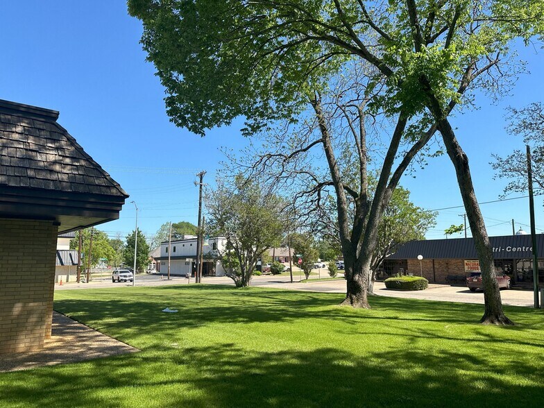 More Photos Of 901 N Mallard St, Palestine Medical For Sale