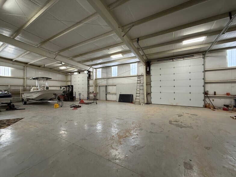 More Photos Of 409 NW Mustang Dr, Andrews Warehouse For Lease